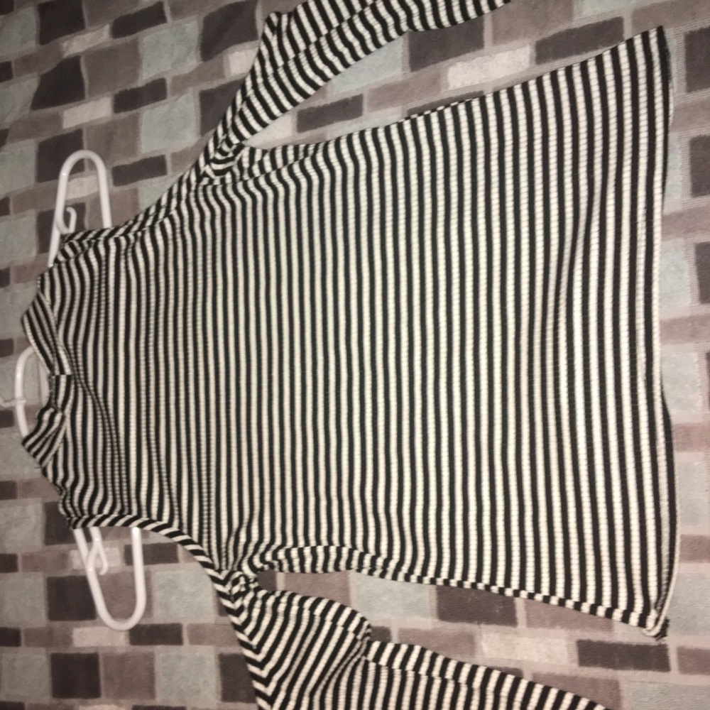 Long sleeve cold shoulder top!